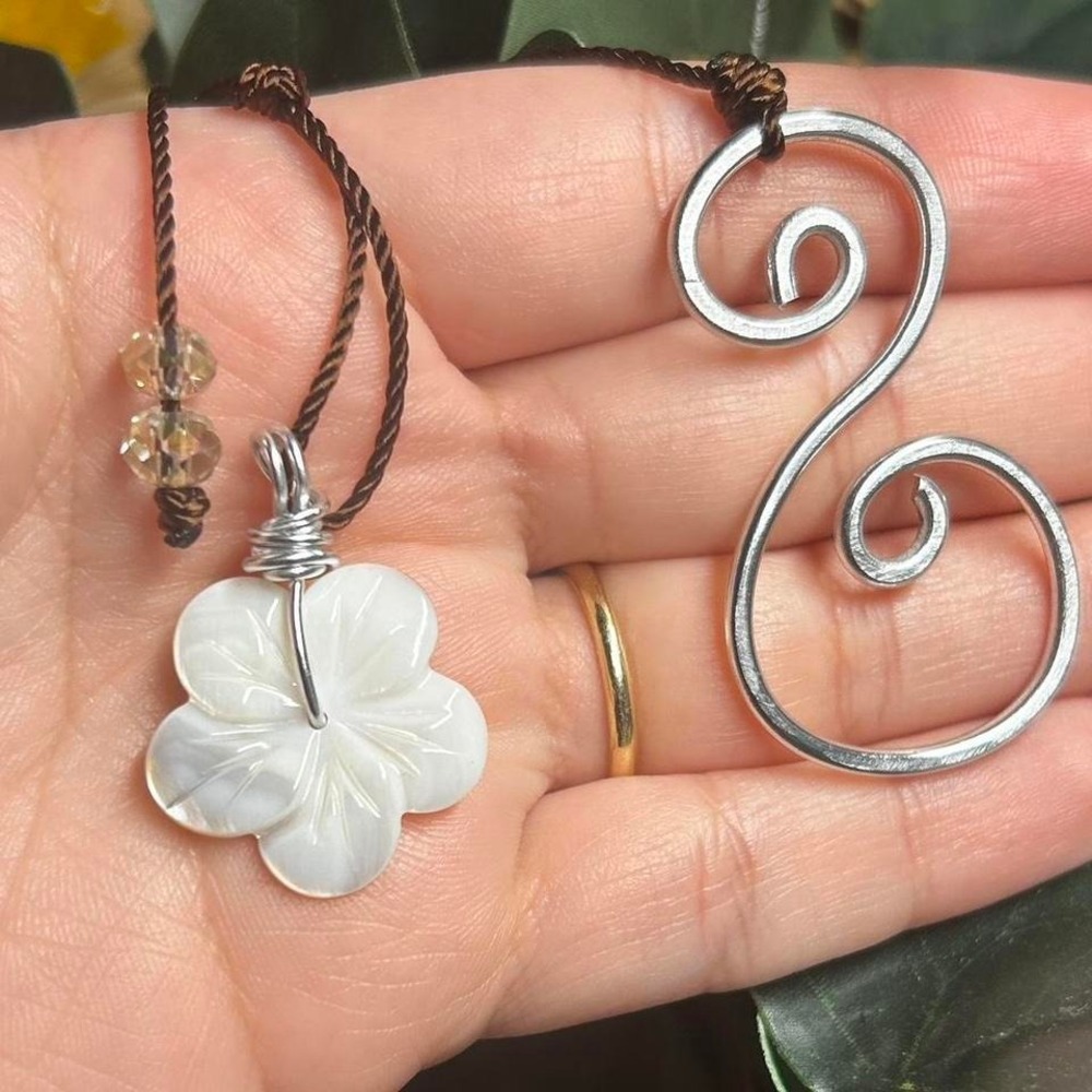 Wire and mother of pearl flower boho lariat - Picture 2 of 2